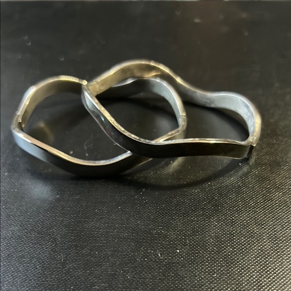 Jewelry - Stylish Silver Wavy Bangles Set
